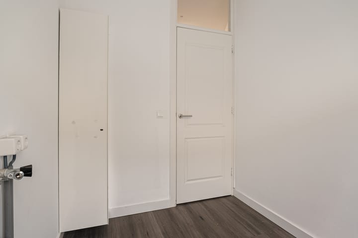 Photo 25 of Diepenbrockstraat 28