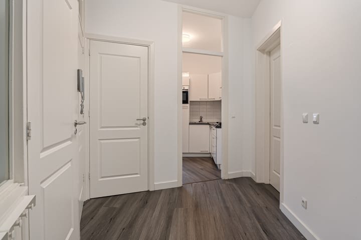 Photo 12 of Diepenbrockstraat 28