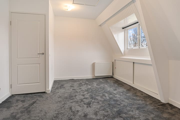 Photo 37 of Diepenbrockstraat 28