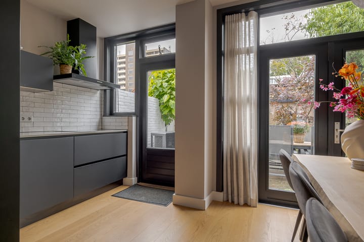 Photo 23 of De Genestetstraat 42