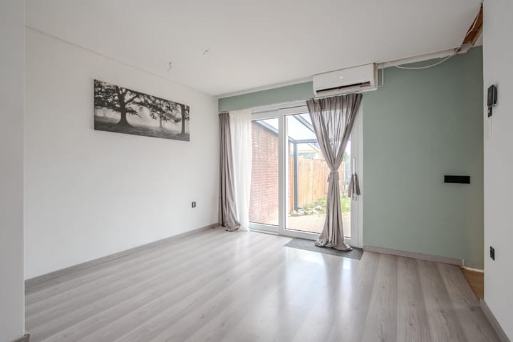 Photo 7 of Johannes Vermeerstraat 11