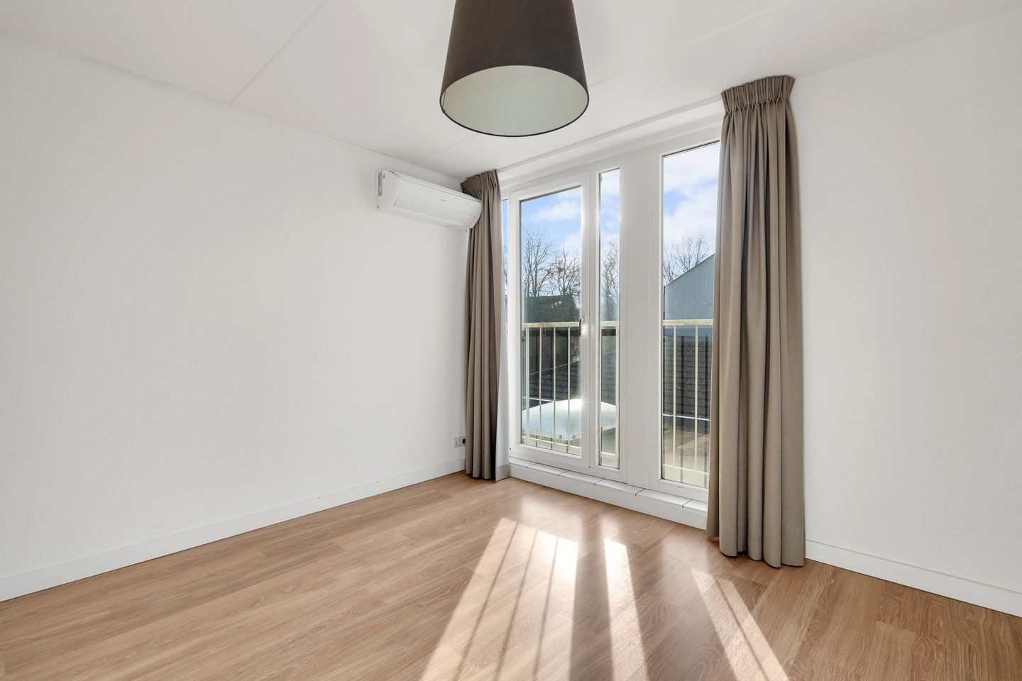 Foto 34 van Tusseler 48-A