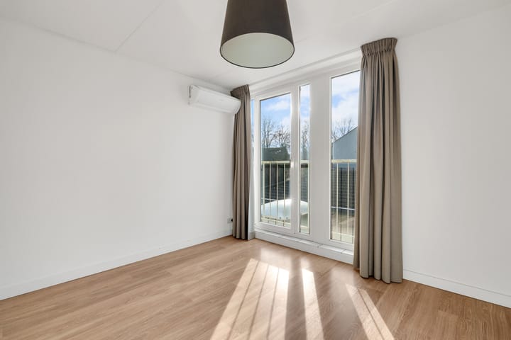 Photo 34 of Tusseler 48-A