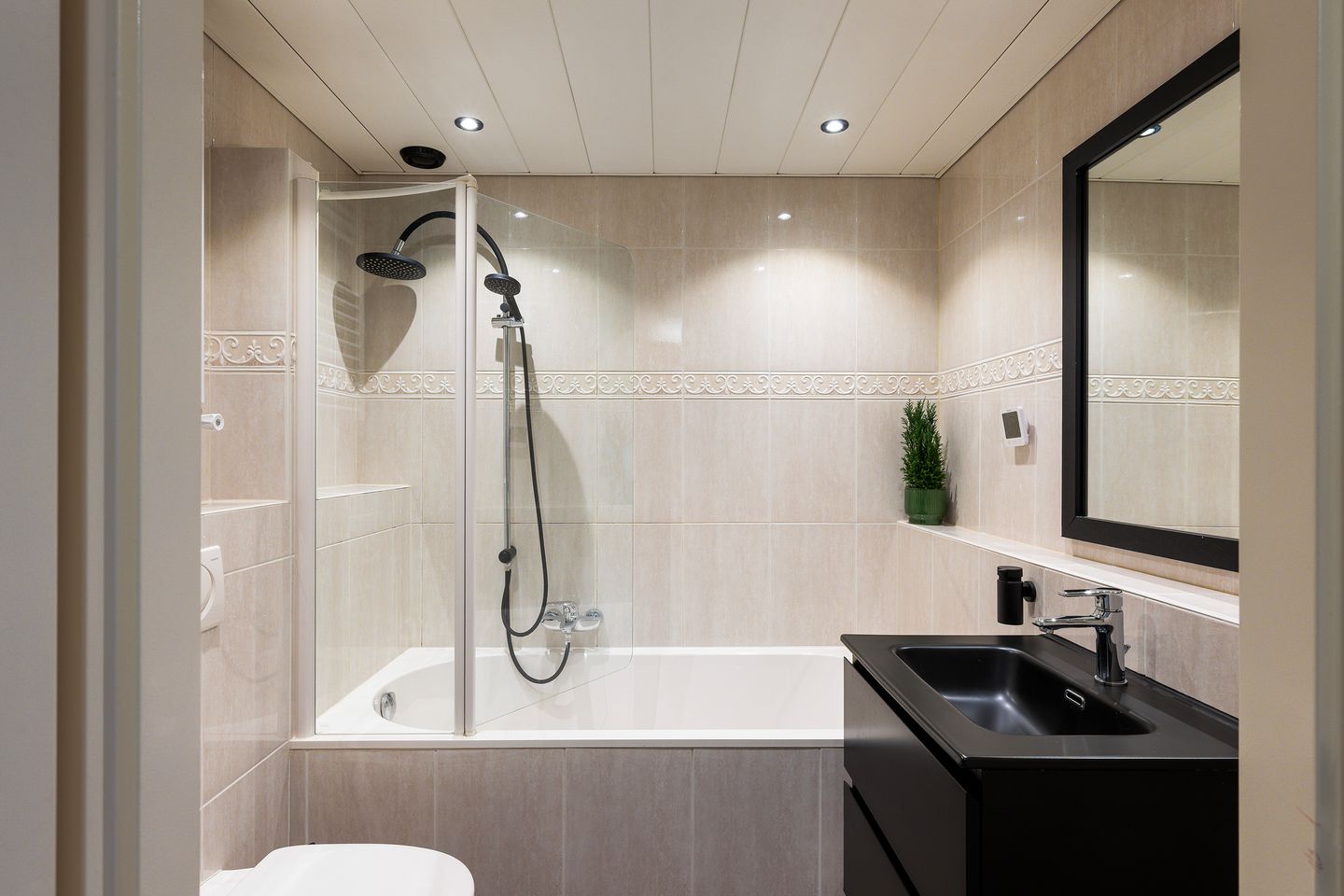 Photo 5 of Heliotroop 68