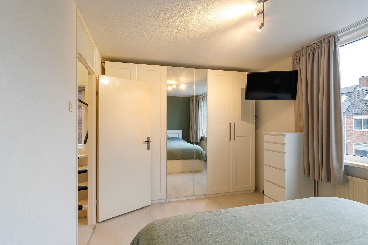 Photo 19 of Heliotroop 68