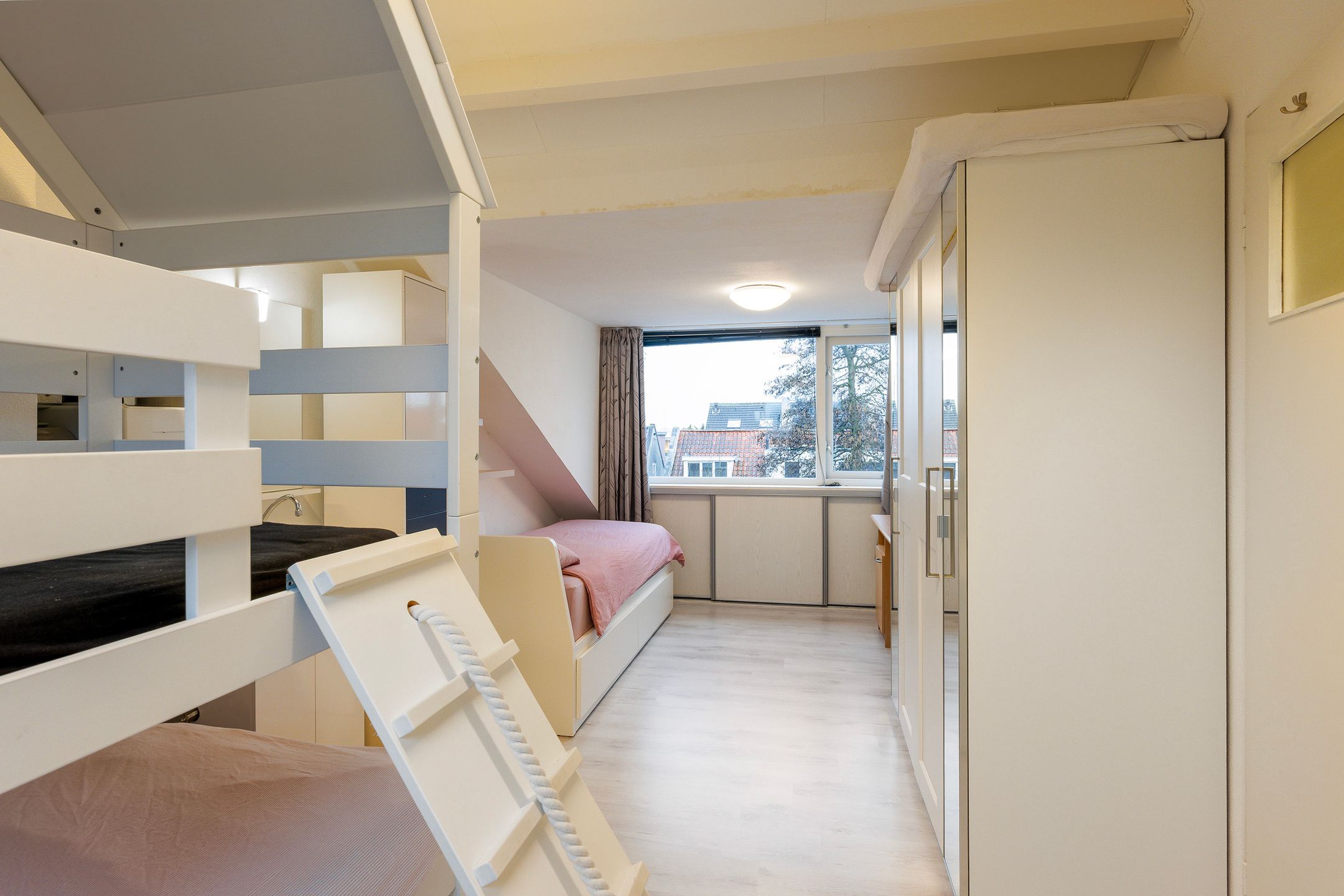 Photo 27 of Heliotroop 68