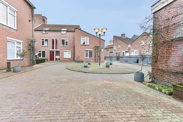 Foto 7 van Haagplein 8