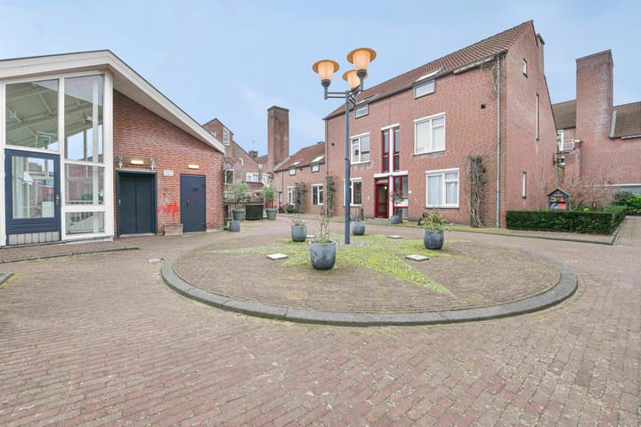 Foto 8 van Haagplein 8