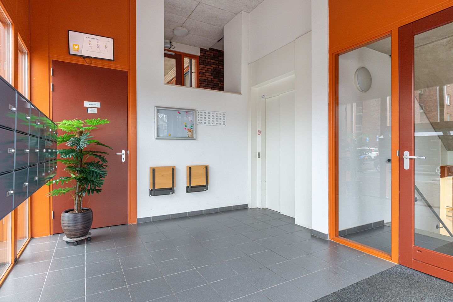 Photo 40 of Lessestraat 316