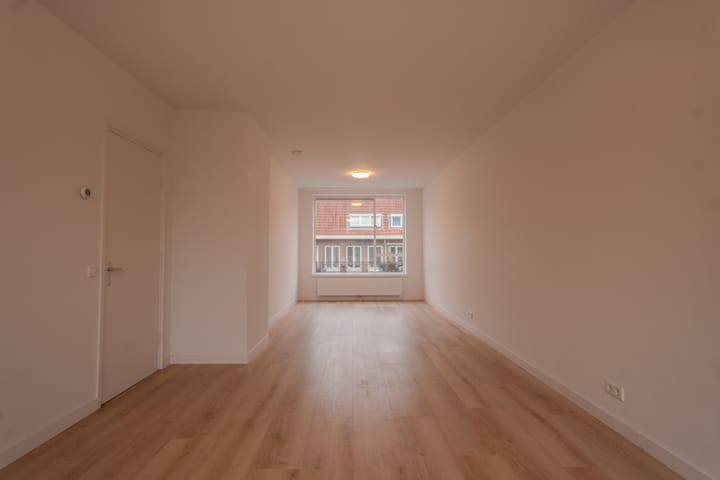 Photo 4 of Johannes van der Waalsstraat 48-1