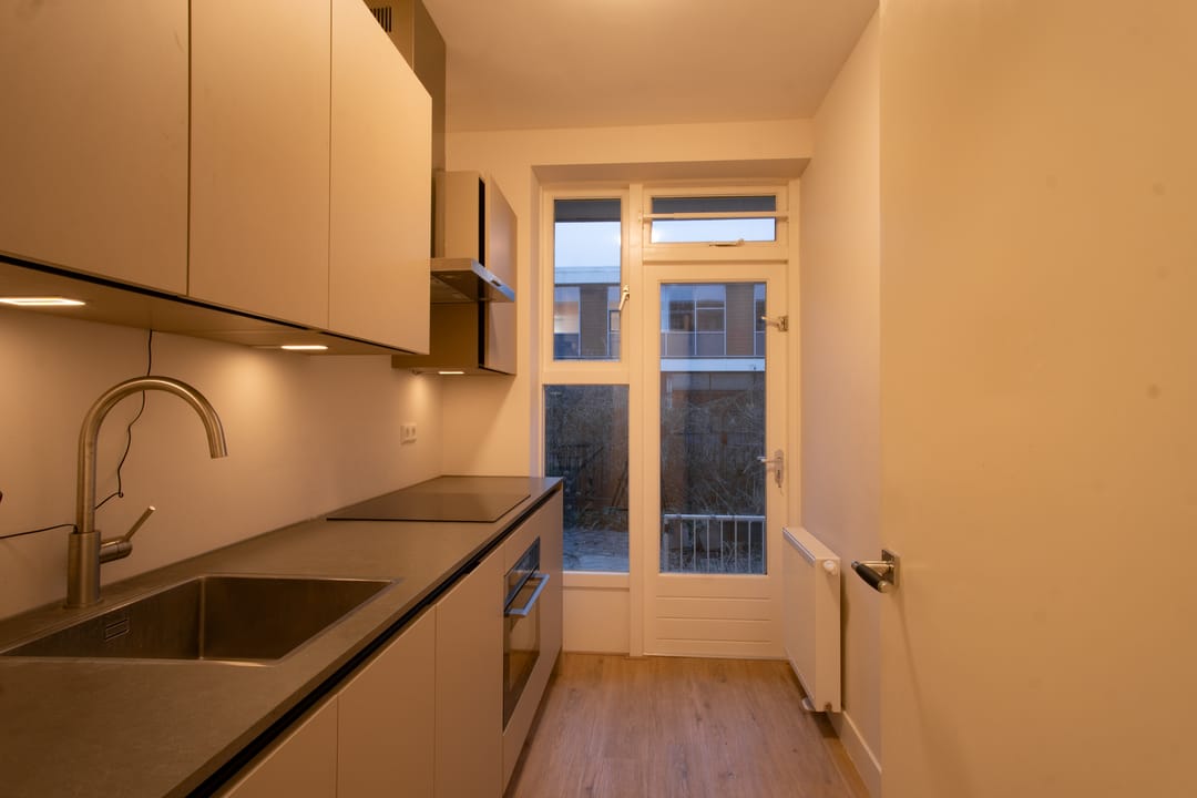 Photo 8 of Johannes van der Waalsstraat 56-H