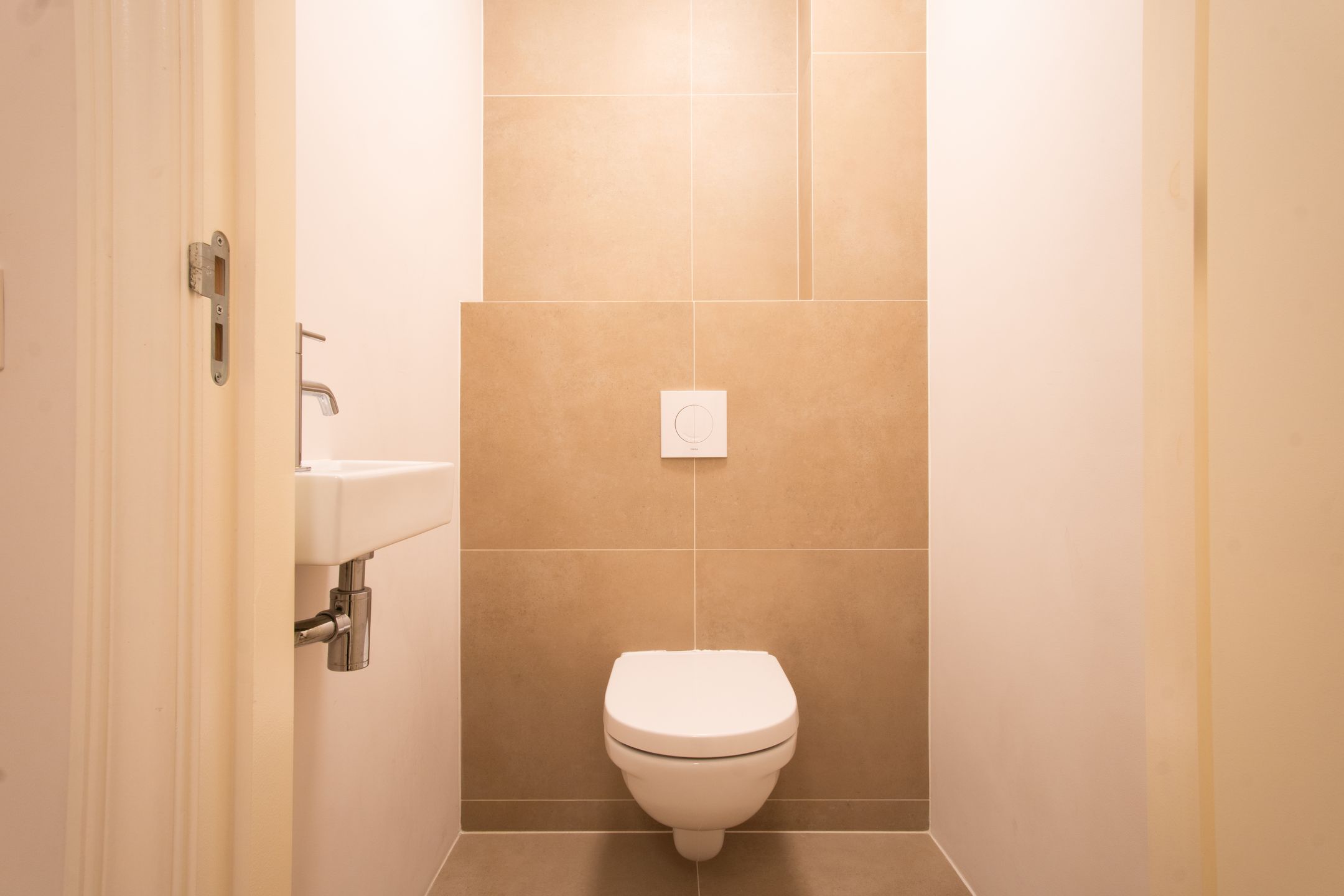 Photo 9 of Johannes van der Waalsstraat 56-H