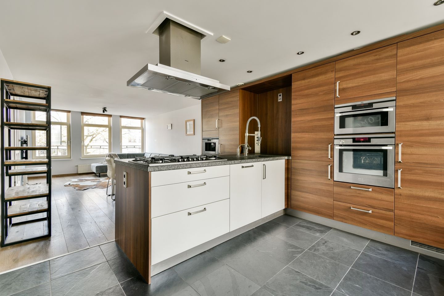 Foto 5 van Van Limburg Stirumplein 18-2