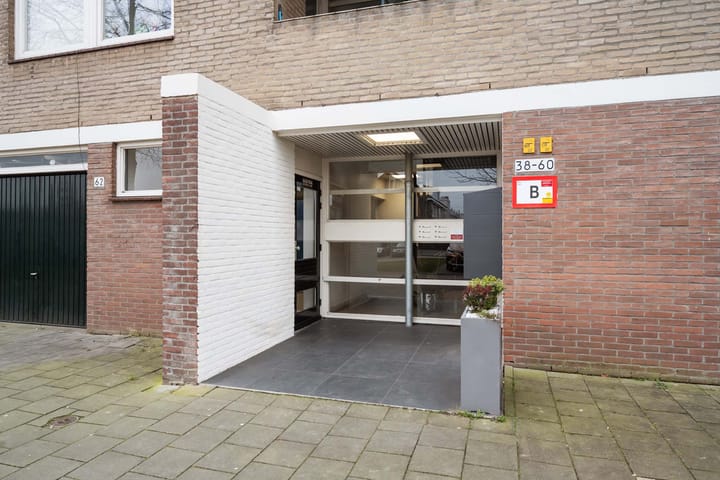 Photo 4 of Jacob van Ruysdaelstraat 48