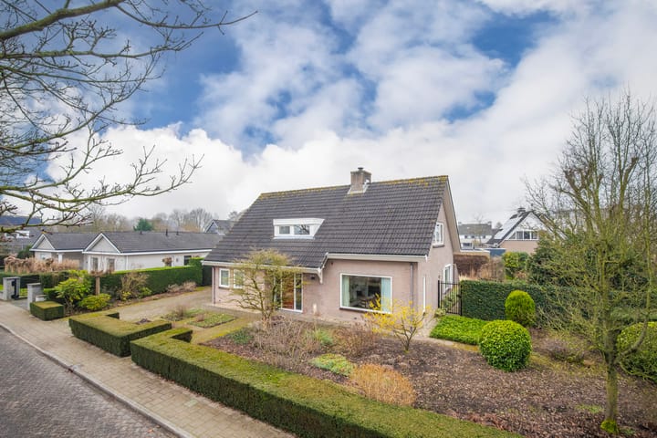 Marga Klompélaan 10 main image