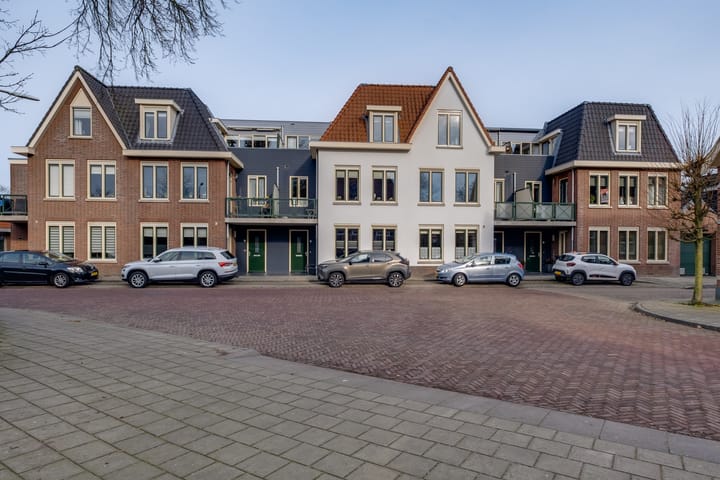 Photo 3 of Emmastraat 5-R