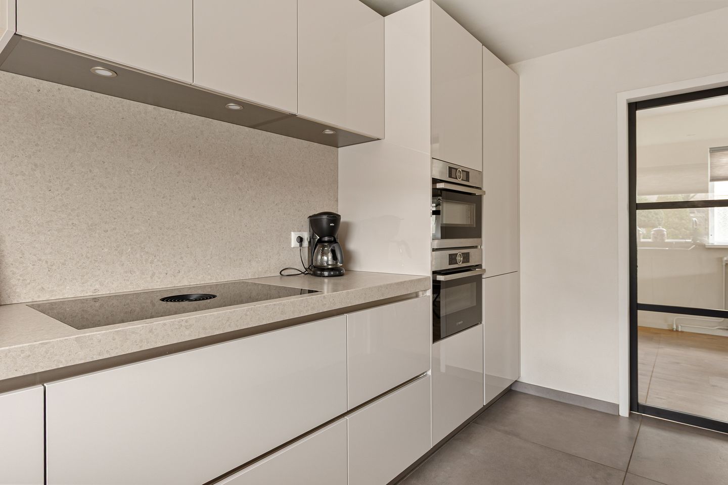 Photo 20 of Adelaar 24