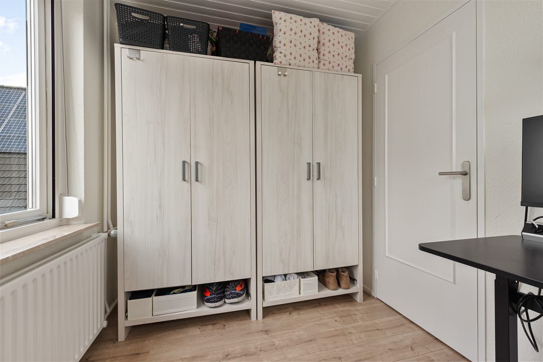 Photo 37 of Adelaar 24
