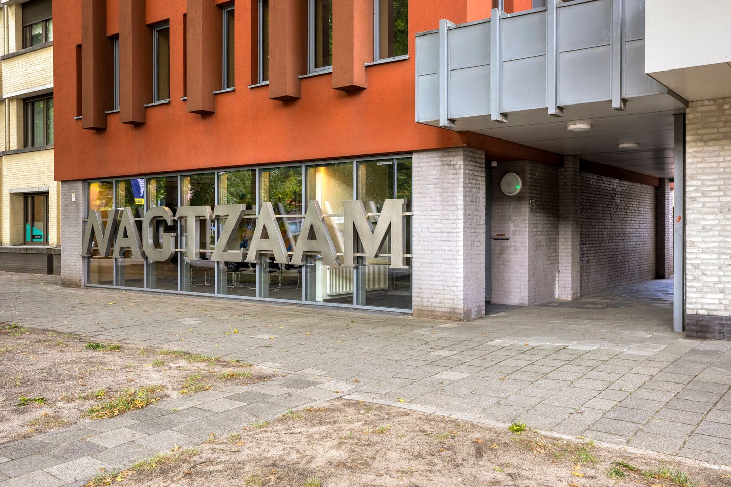 View photo 3 of Raadhuislaan 15