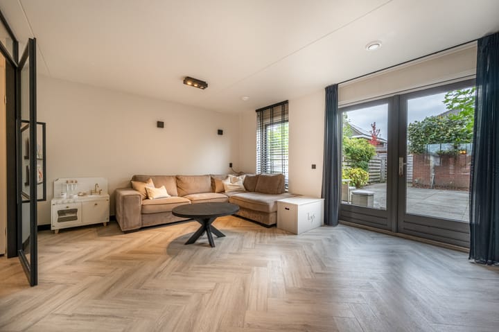 Photo 2 of Edelman 7