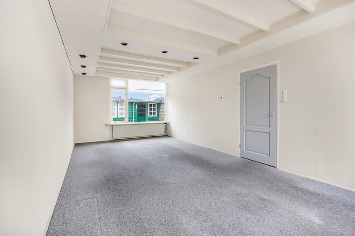 Photo 2 of Van Welderenstraat 15