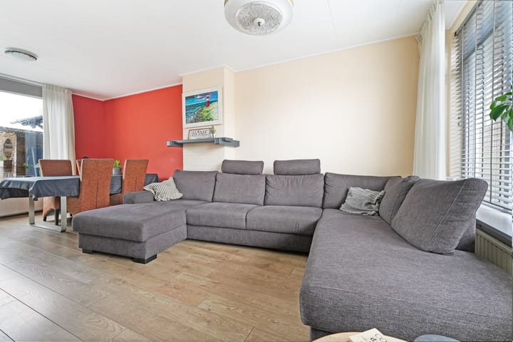 Photo 10 of Esdoornstraat 56