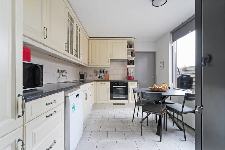 Photo 13 of Esdoornstraat 56