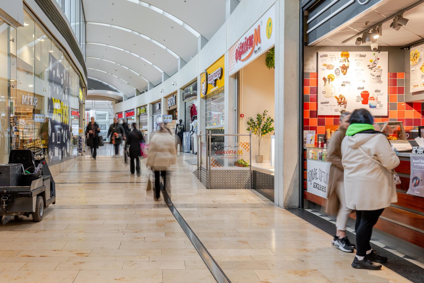 View photo 3 of Zuidplein Hoog 1002