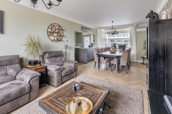 Foto 3 van Smaragd 99