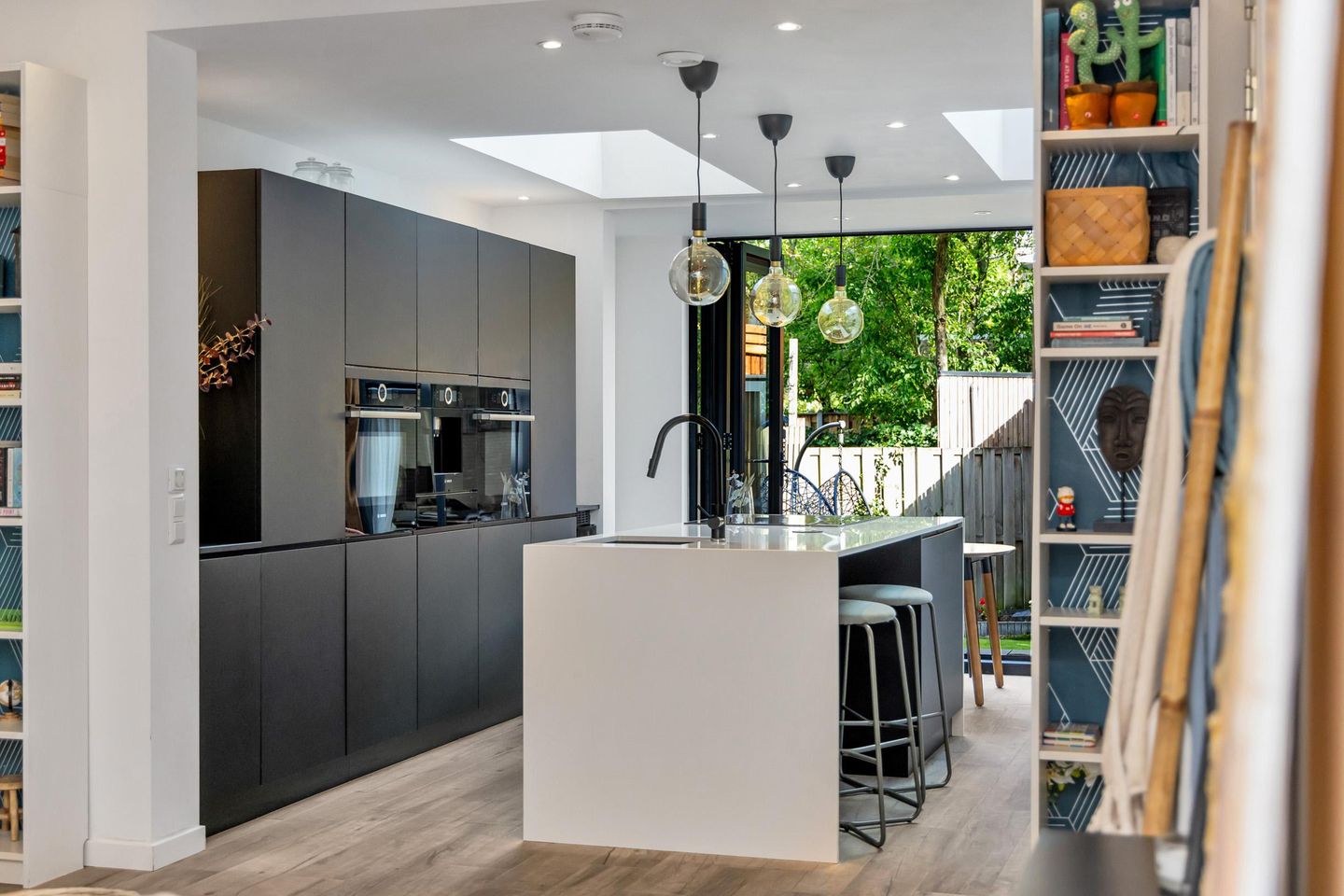 Photo 14 of Bloys van Treslongstraat 58-H