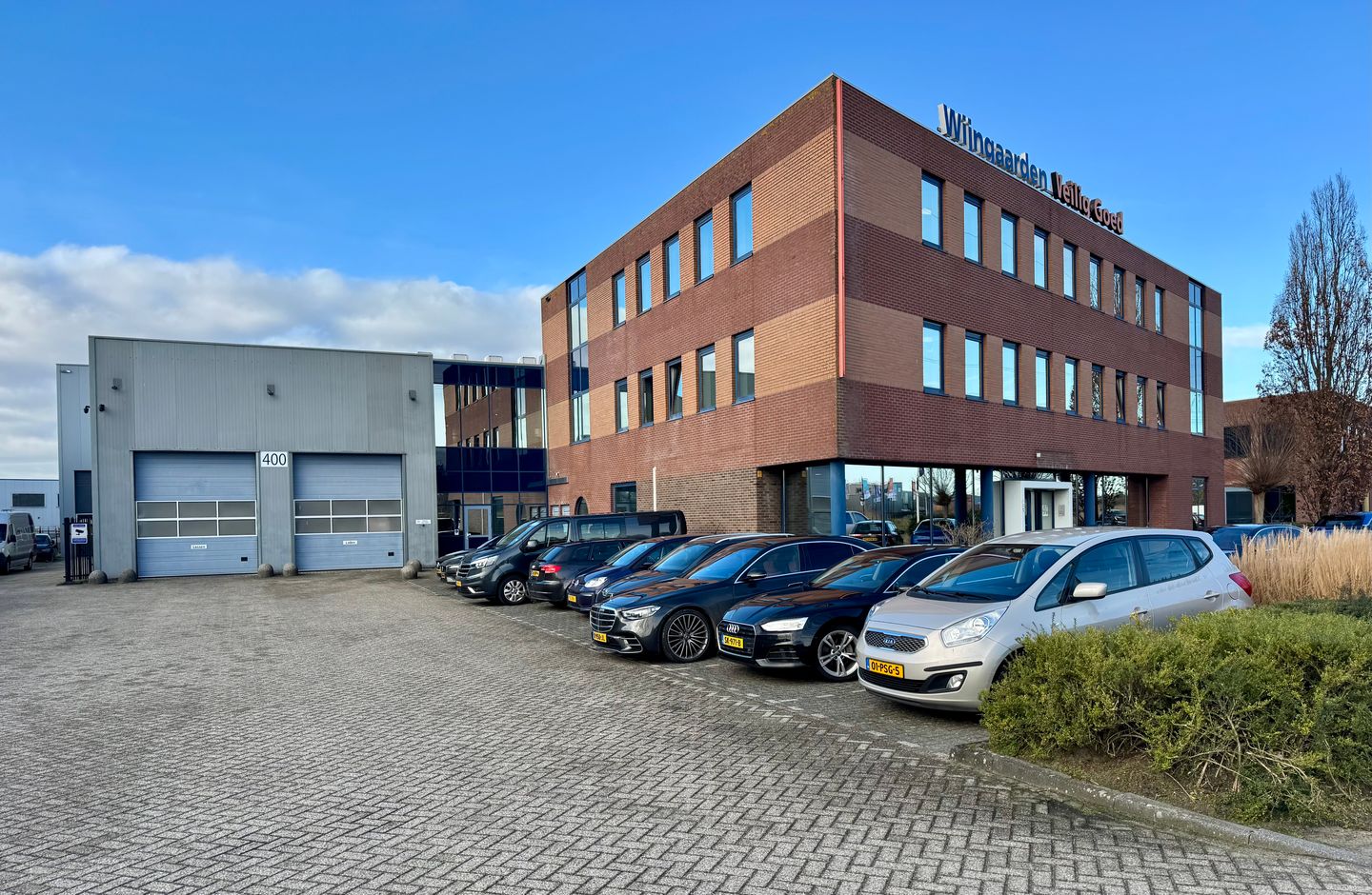 View photo 3 of Trapezium 400