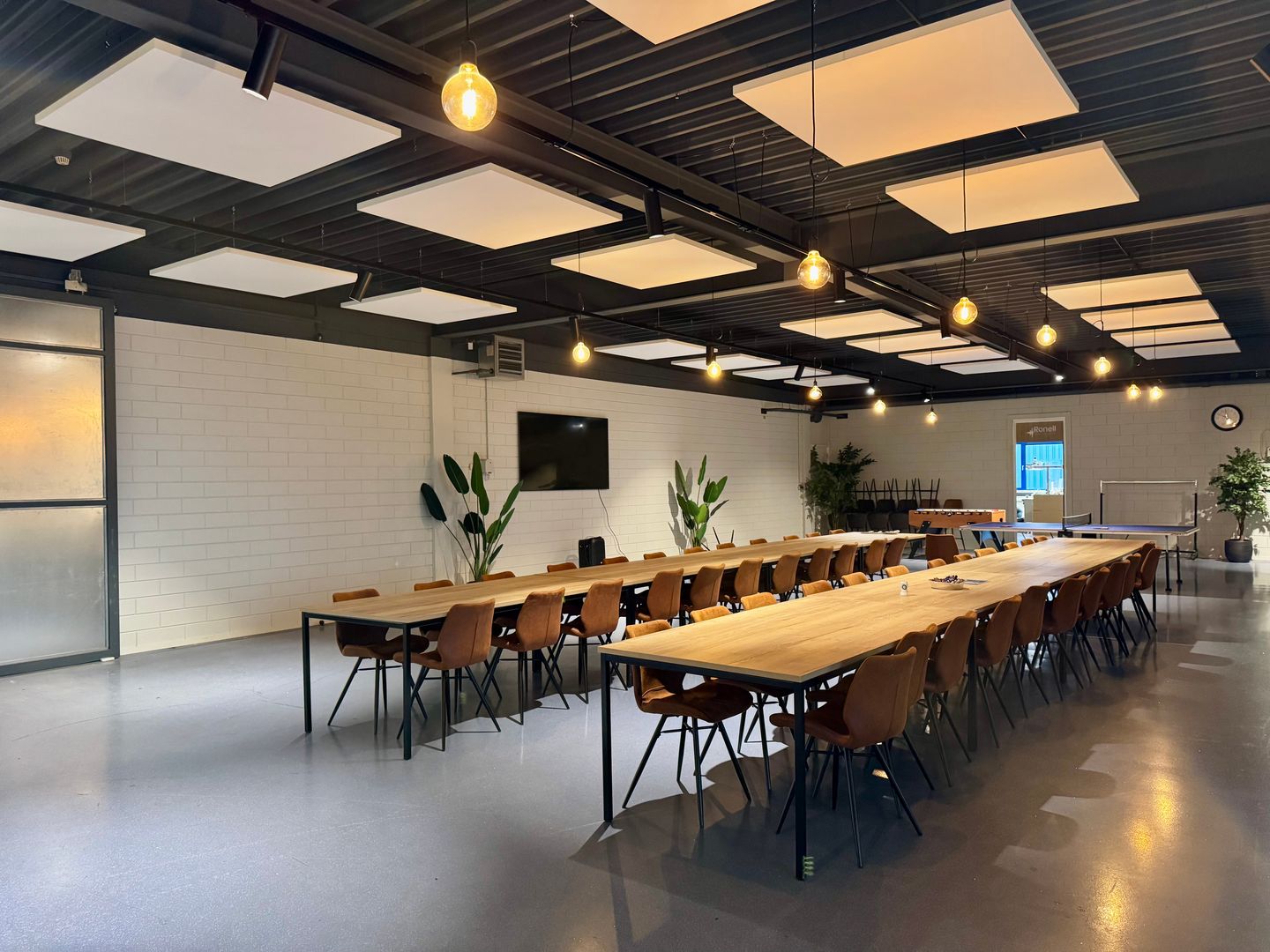 View photo 5 of Trapezium 400