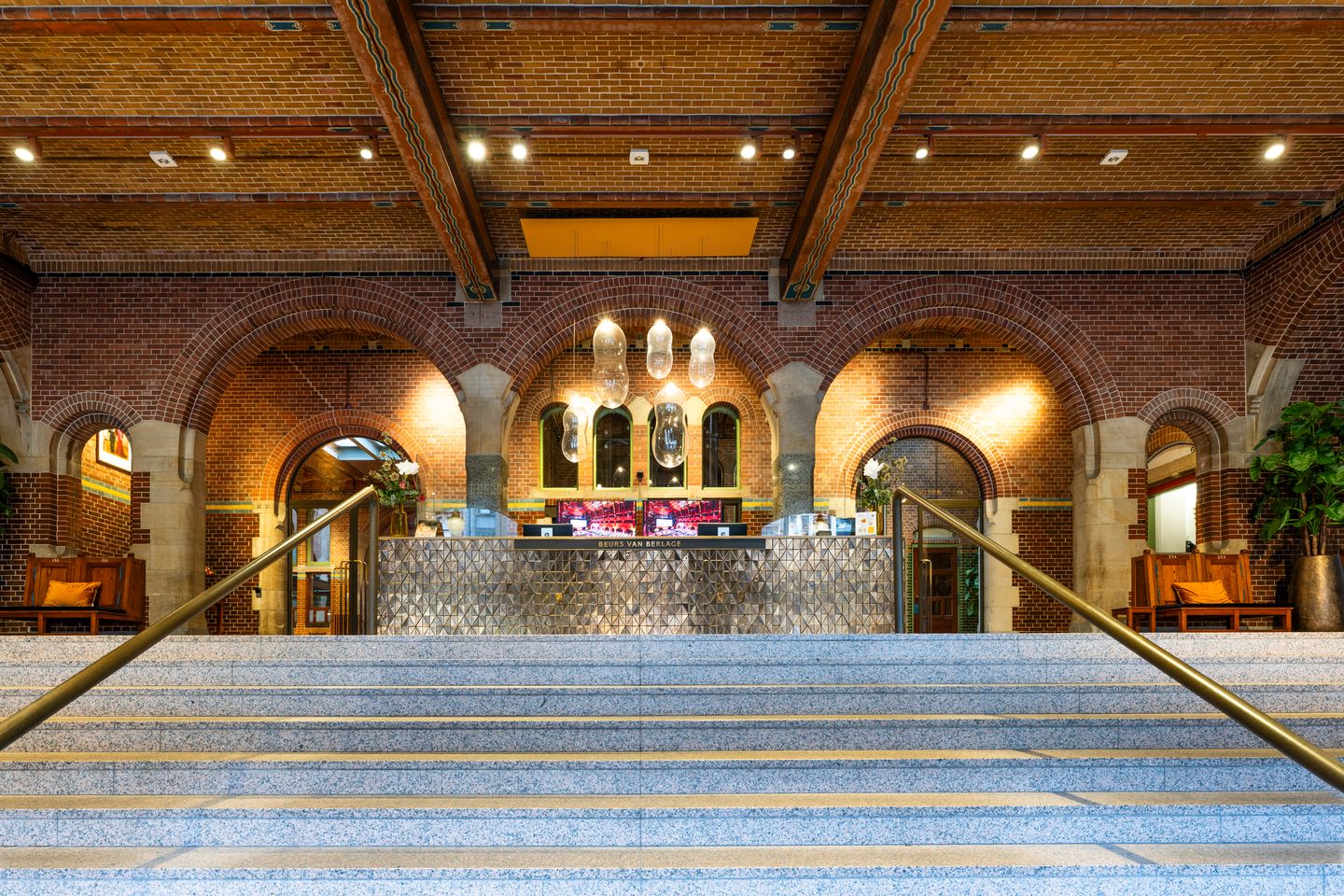 Bekijk foto 4 van Damrak 353