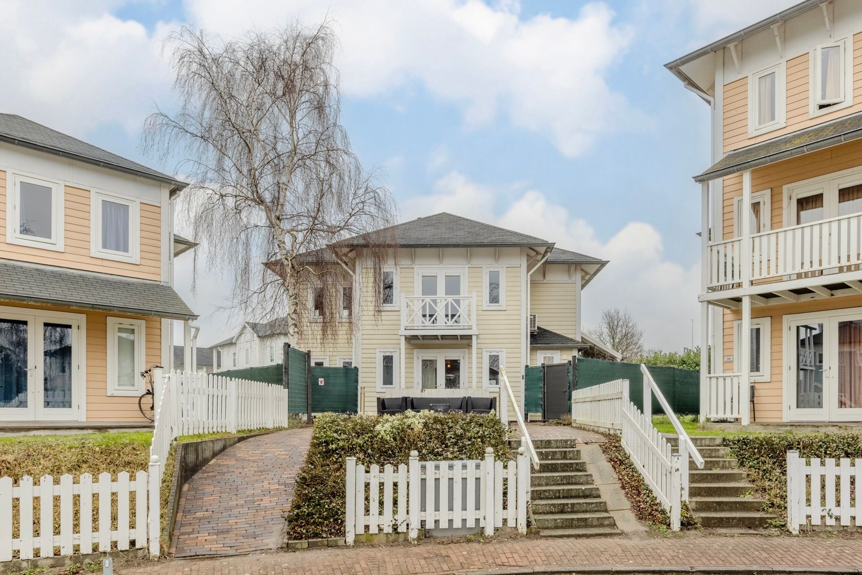 3-bedroom freehold villa in Hellevoetsluis — photo 1 of 5