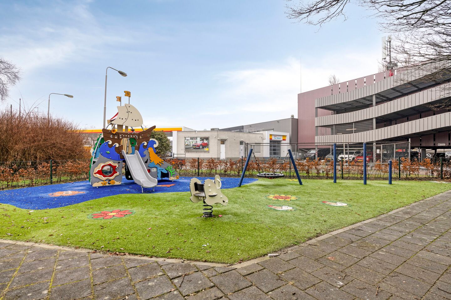 Photo 40 of Surinamestraat 1