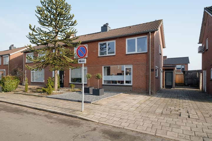 Photo 4 of Begoniastraat 10