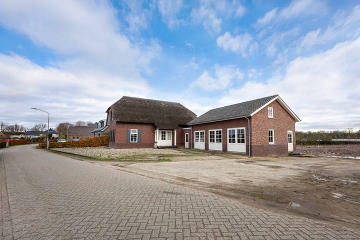 Photo 2 of Veluwstraat 11-B