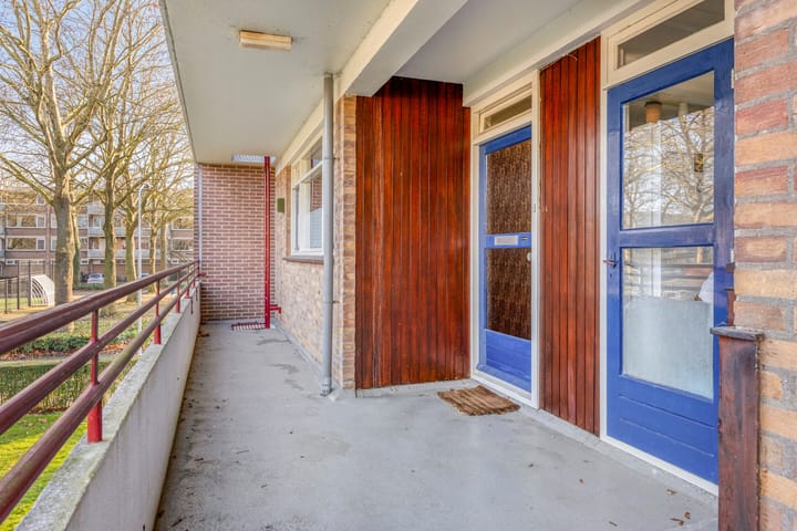 Photo 2 of Van der Waalsstraat 28-I