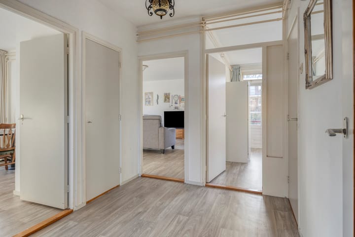 Photo 4 of Van der Waalsstraat 28-I