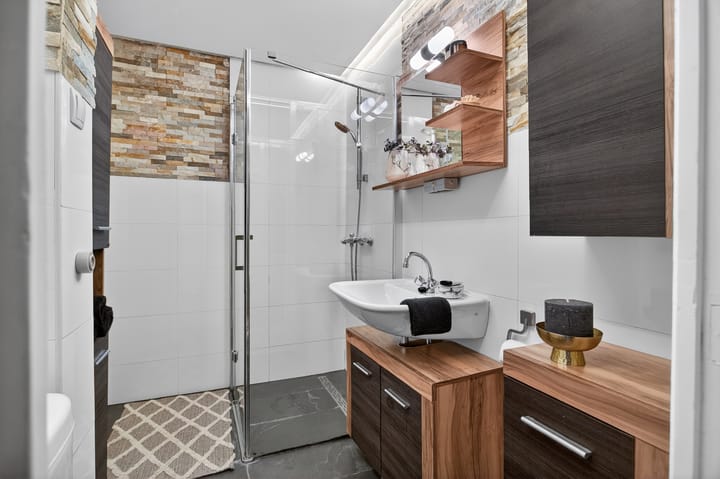 Photo 12 of Bonairestraat 67-1