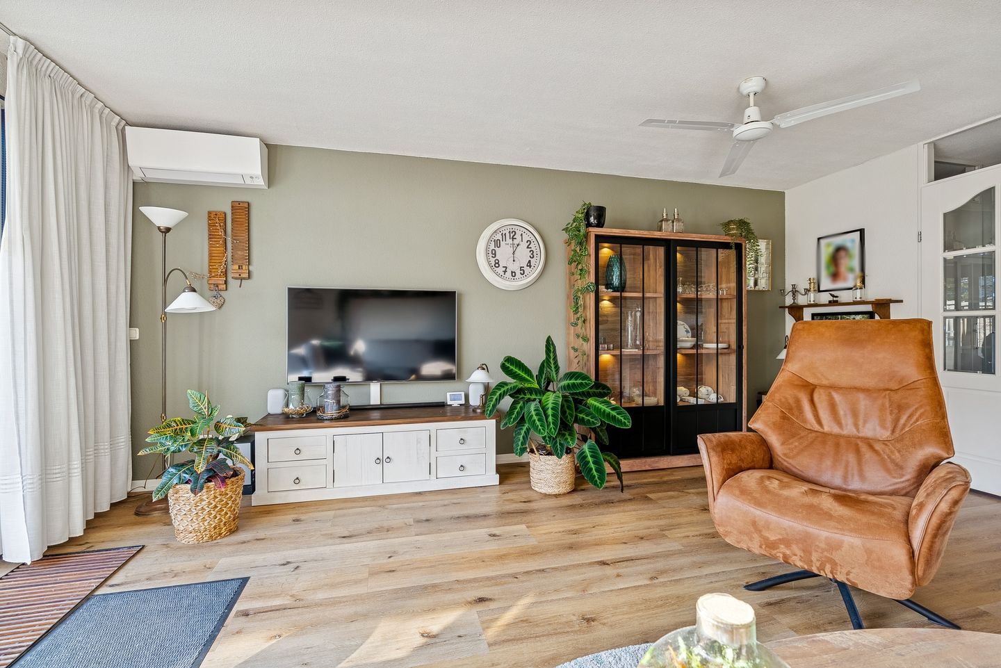 Photo 20 of Jacques Tatilaan 143