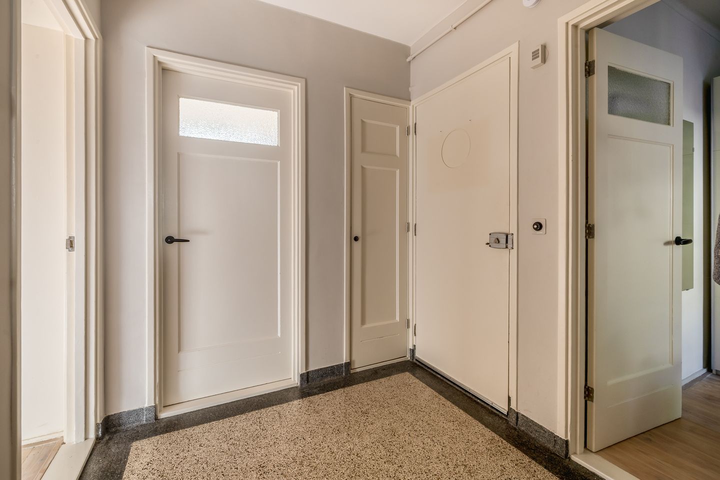 Photo 10 of Niemeijerstraat 10-I