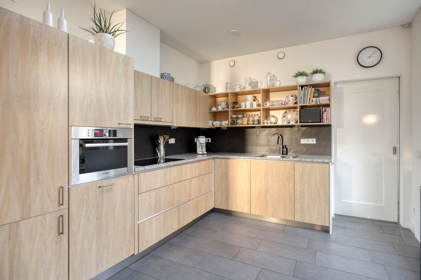 Foto 14 van Nairacstraat 9