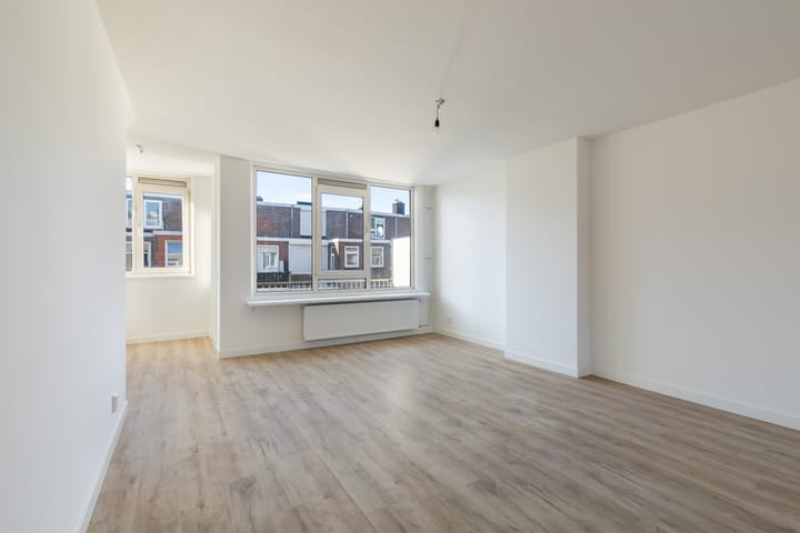 Photo 3 of Van Ostadelaan 27-A