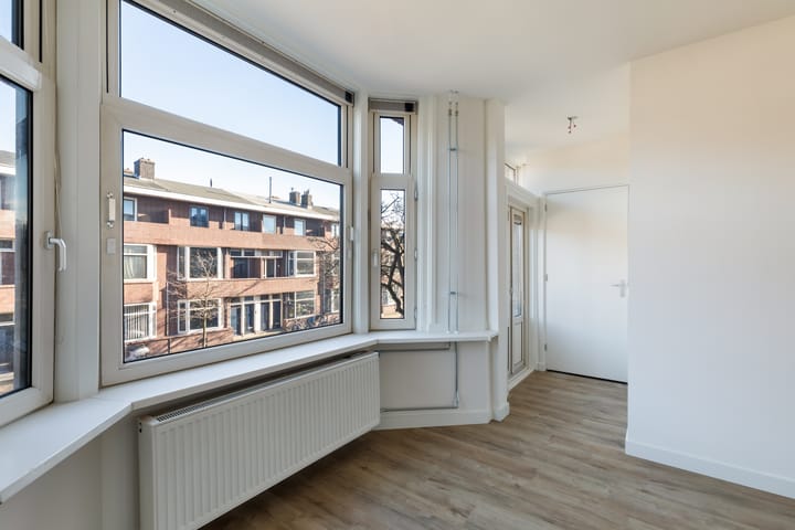 Photo 4 of Van Ostadelaan 27-A