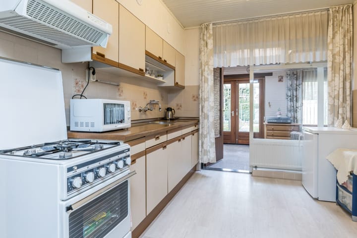 Photo 14 of Burg. Kampsstraat 12