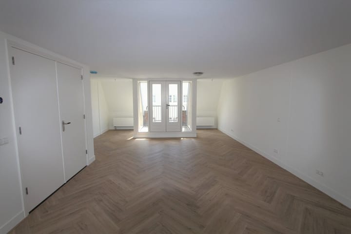 Photo 2 of Egelantiersstraat 9-C