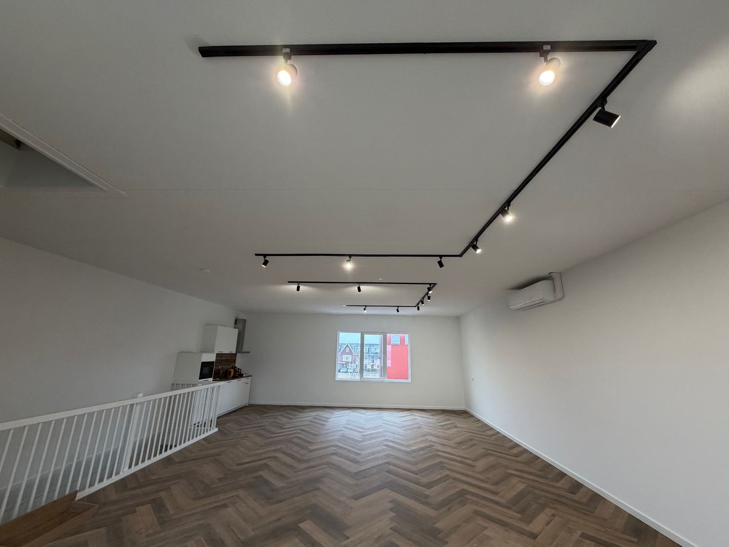 View photo 4 of Van der Waalsstraat 44-G