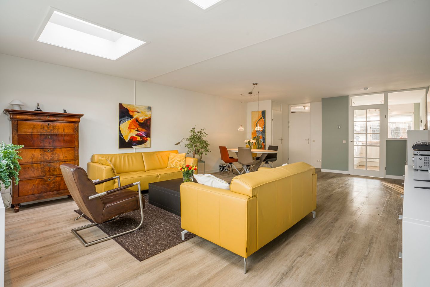 Photo 10 of Ien Dalessingel 193