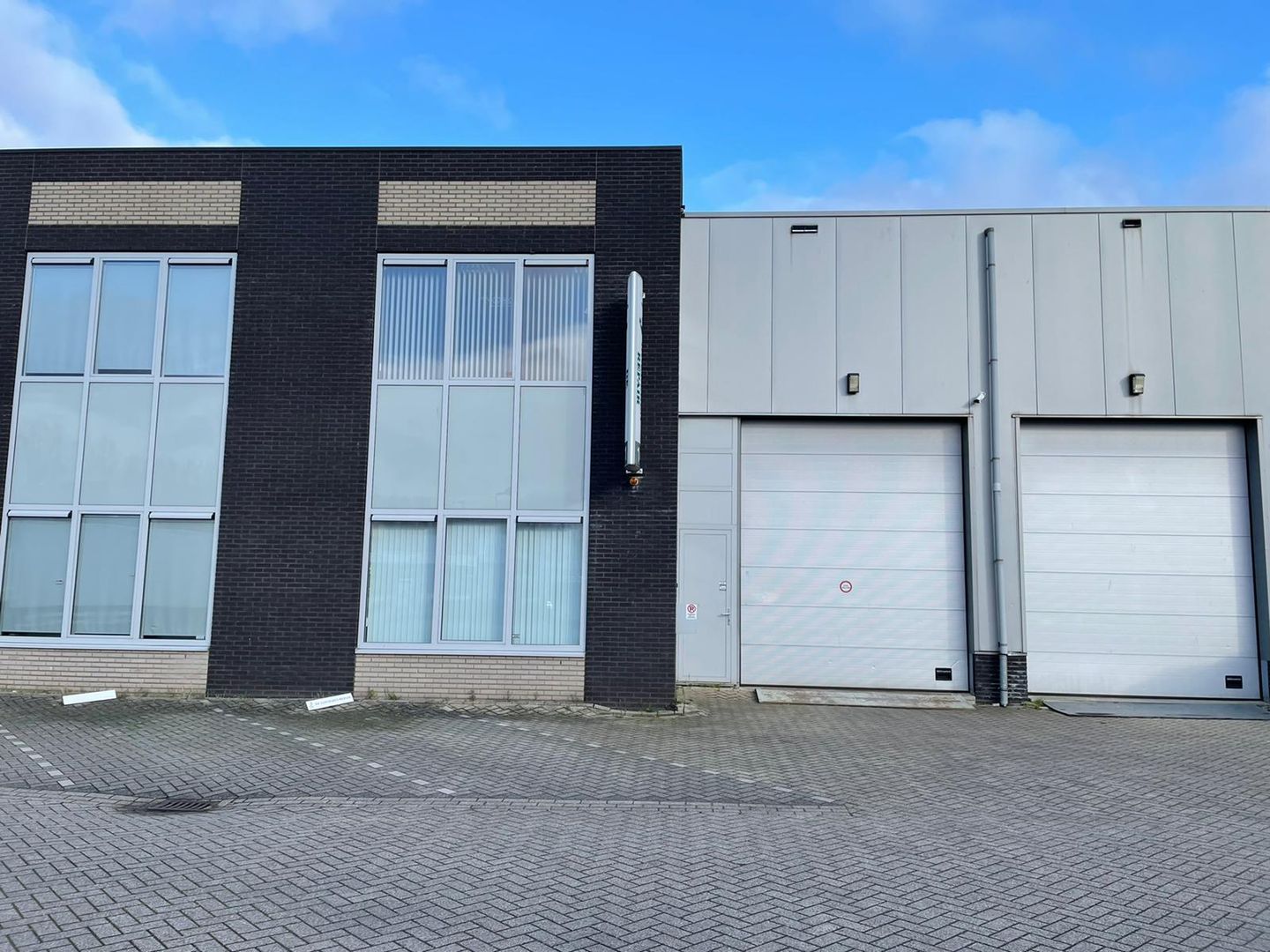 View photo 3 of Vareseweg 141